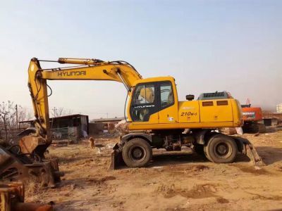 租賃210輪胎式挖掘機，助力室外裝飾裝潢工程——匯租平臺專業服務